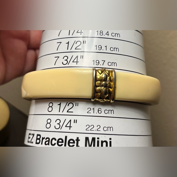 Crown Trifari Bangle Cream Marble Lucite 1960’s - Picture 8 of 8